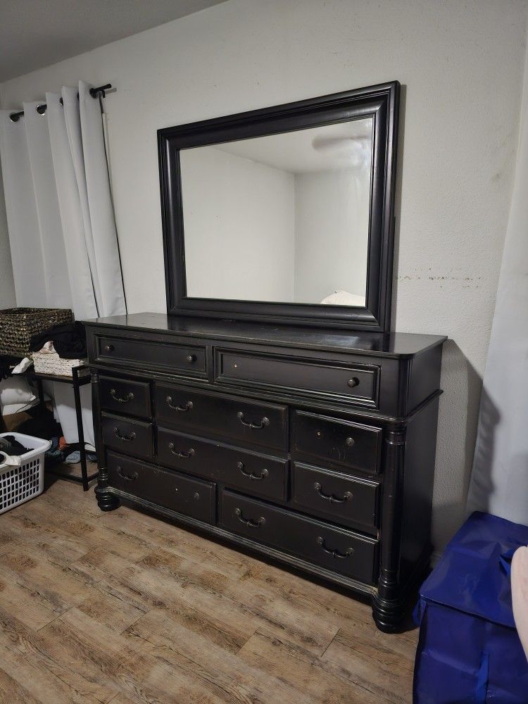 10 Drawer Dresser/w Mirror Furniture