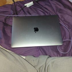 Macbook pro 13inch, 2018,four thunderbolt 3 ports