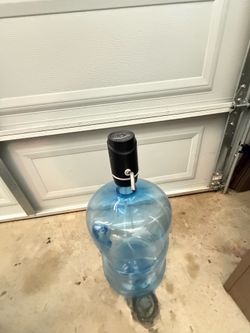 Large water dispenser with pump