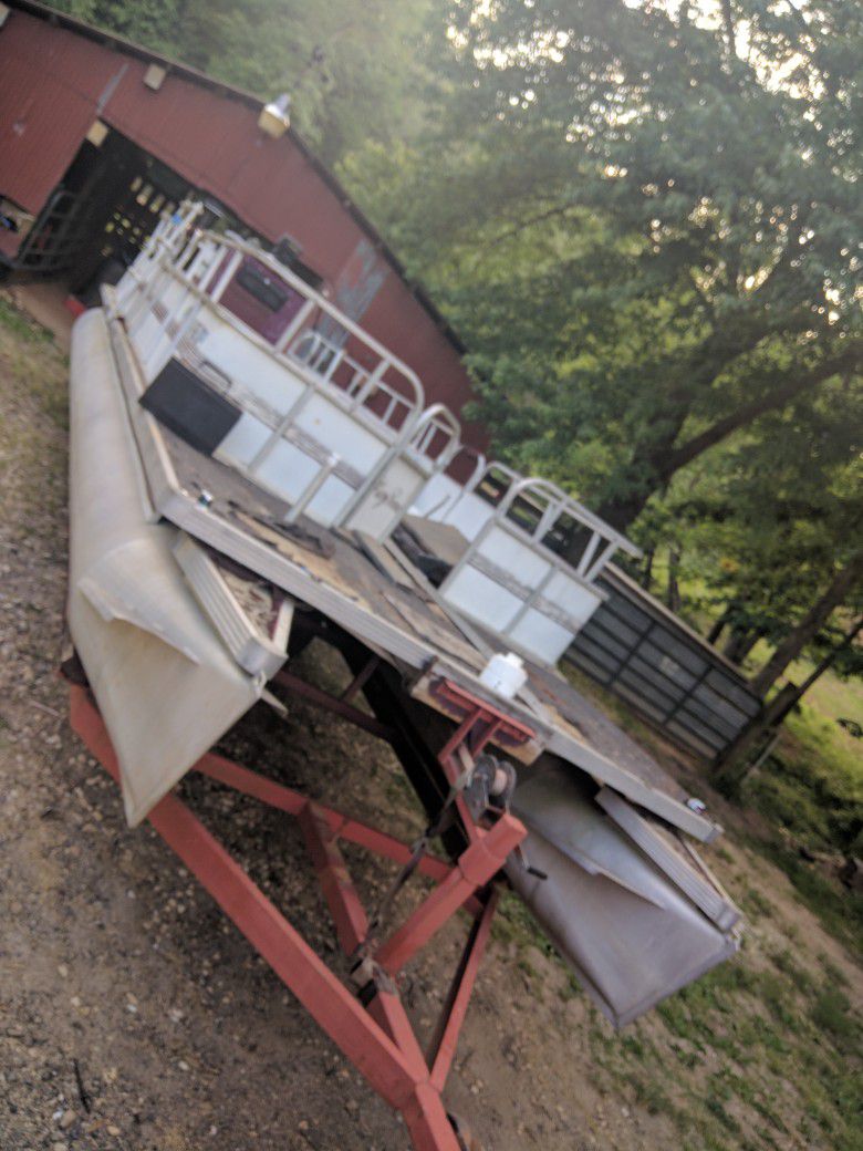 Photo 24foot pontoon boat with 48 Johnson moter