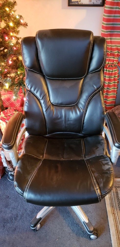 BLACK MANGERS OFFICE CHAIR From STAPLES