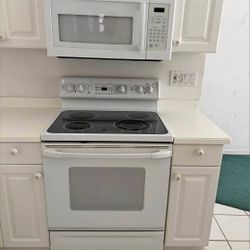 Stove, microwave, and dishwasher.       Estufa, Microondas  Y Lavavajillas