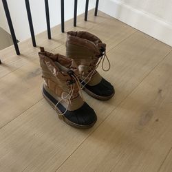 Boys Snow Boots (size 5)