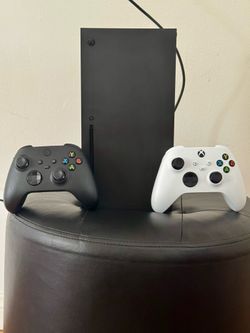 Xbox Series X – 3 Controllers Included