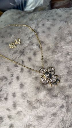 Set necklace and earrings