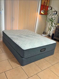 NEW FULL SIZE BEAUTYREST PRESURE SMART MATTRESS AND BOXSPRING FOR SALE! IN EXCELLENT CONDITION, FREE DELIVERY