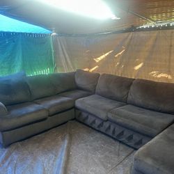 Brown sectional couch good condition clean we sell all the time delivery extra 40 vocal