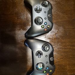 2 Xbox One Controllers