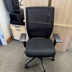 Rolling desk chair