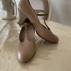 Women's leather shoes with heels. Size: 37.5