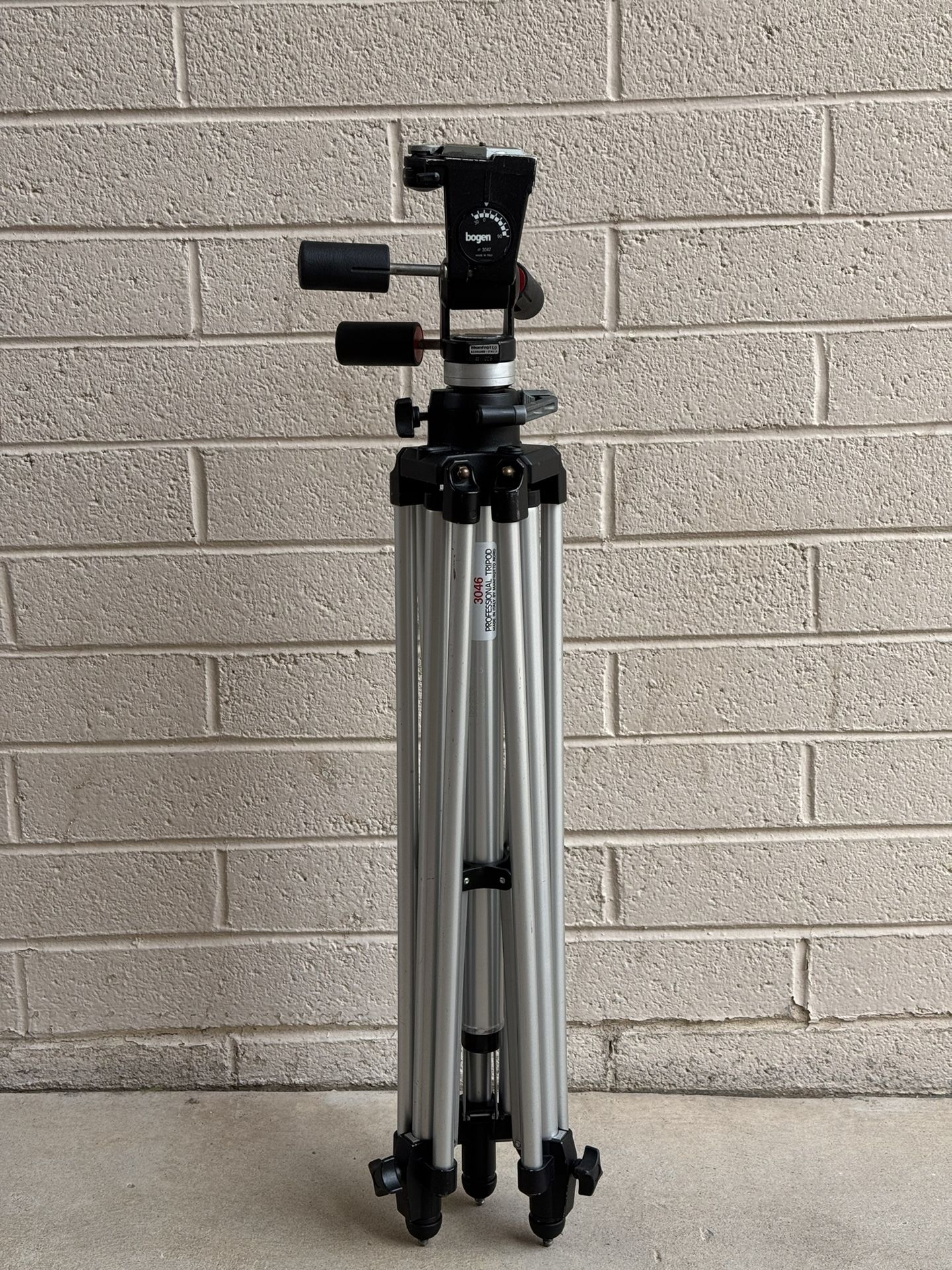 Bogen Manfrotto 3046 heavy duty professional geared tripod with 3047 3-way pant tilt head