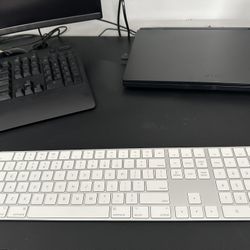Apple Magic Keyboard with Numeric Keypad: Wireless, Bluetooth, Rechargeable. Works with Mac, iPad, or iPhone; US English - White 