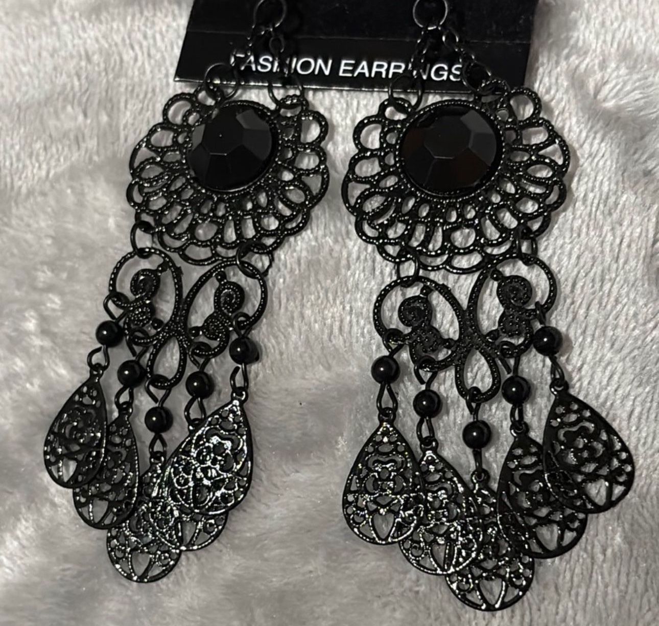 Taramanda - Black Dangle Earrings