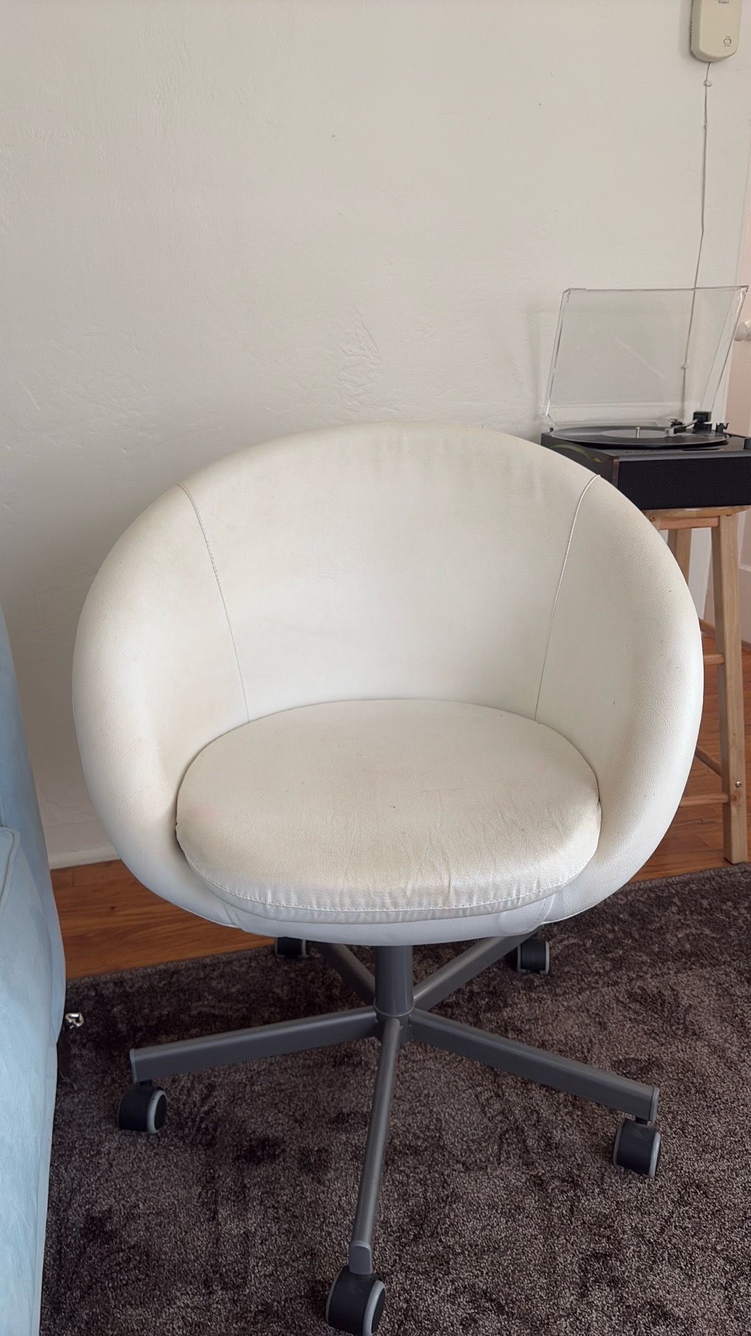 White adjustable chair
