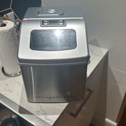 Frigidaire Ice maker