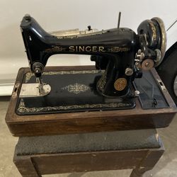 SINGER electronic sewing machine with cord pedal 