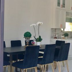 Dinning Table And Chairs 