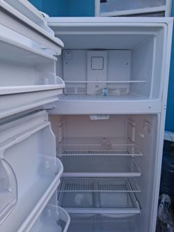 Frigidaire Top-Freezer Refrigerator White everything works well
