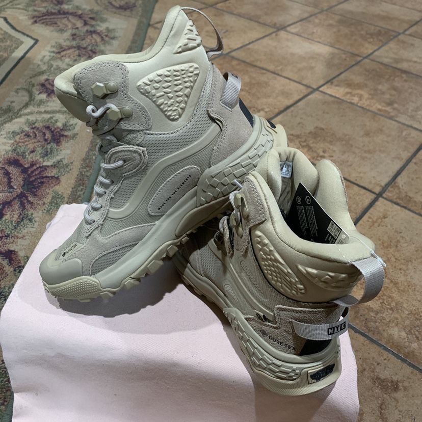 Vans MTE Crestline Waterproof All-Terrain Boots (Size: 6.5 Mens / 8 Women’s)