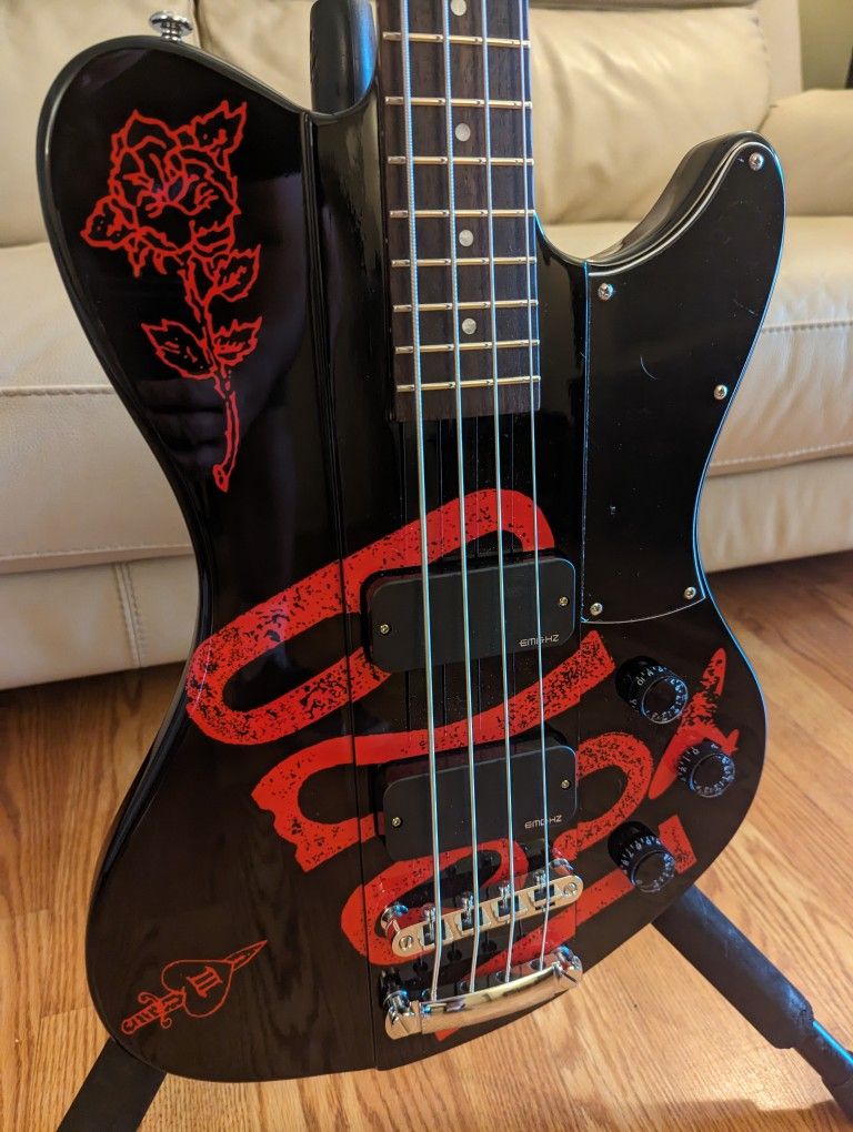 Schecter Ultra Spitfire Bass
Simon Gallup Signature Model 1st generation/Black