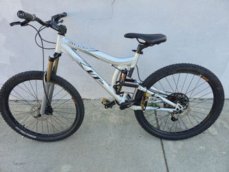 Gaint Mountain Bike Front Suspension Fork. MAKE ME AN OFFER