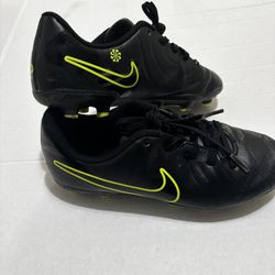 Nike Kid’s Tiempo Legend 10 Club FG Soccer Cleats 