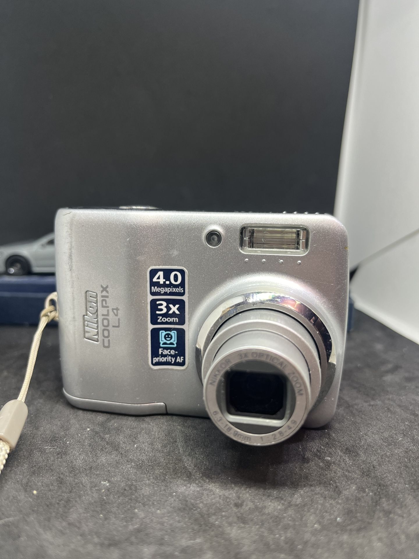 Nikon Coolpix L4 Digital Compact Camera 4 MP 3X Zoom 2.0 Screen Silver