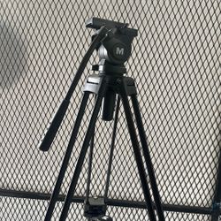 Magnus VT-4000 Tripod System with Fluid Head