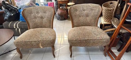 Pair of Vintage Upholstered Chairs Must Pick Up Today Or Tomorrow