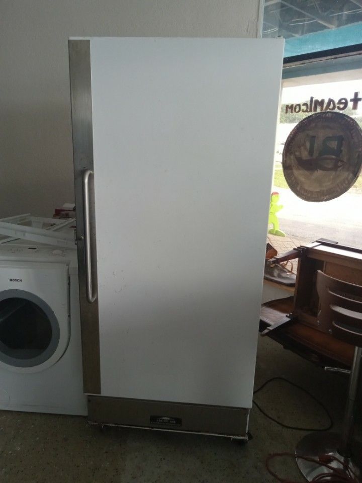 stand up commercial cooler works perfect with warranty