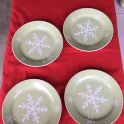 8” Snowflake Plates  set of 4 microwave and dishwasher safe 