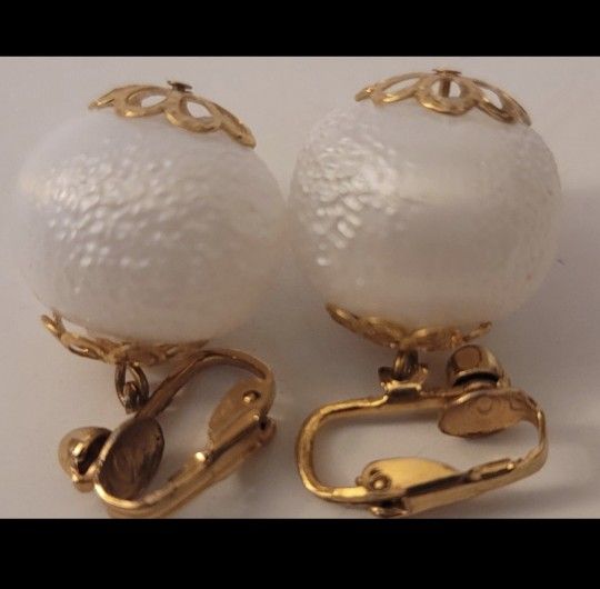 Rare Vintage 1950s - 1960s Gold White Dangle Clip Earrings
