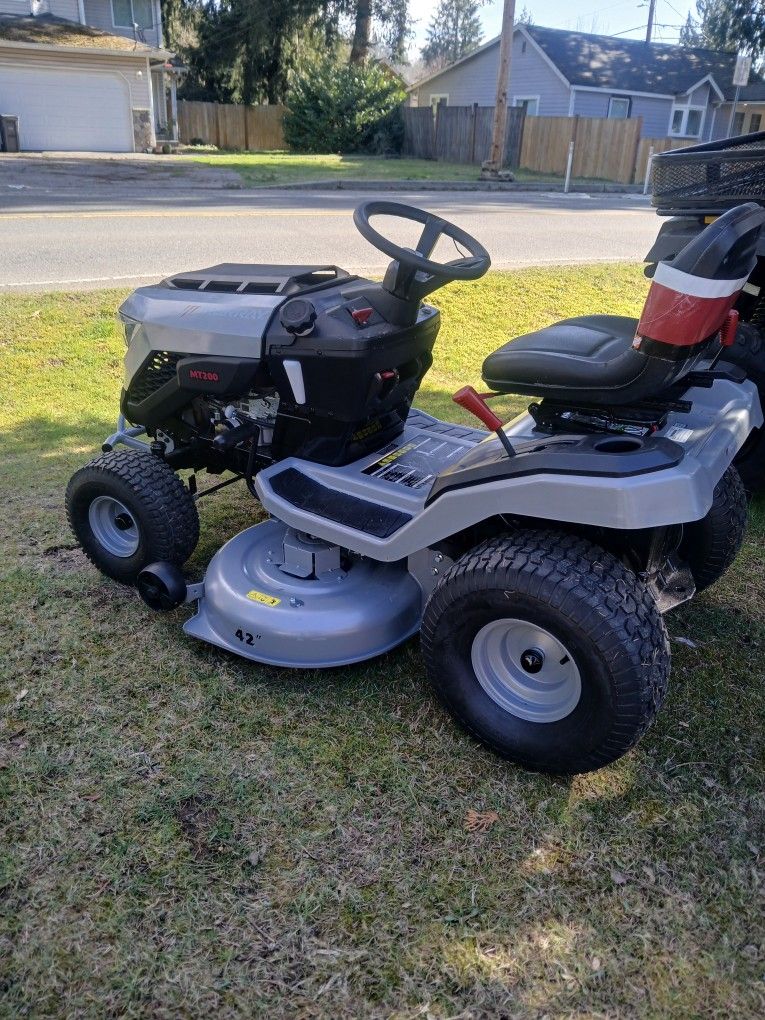 Murray MT(contact info removed) riding mower 19 HP 42 inch cut.
Brand new never used.
Moving and now, no longer need.