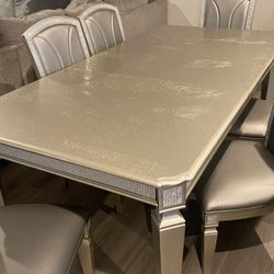 Dining room with six chairs 