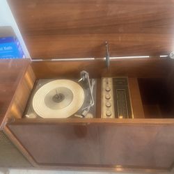 Vintage Console radio/turntable