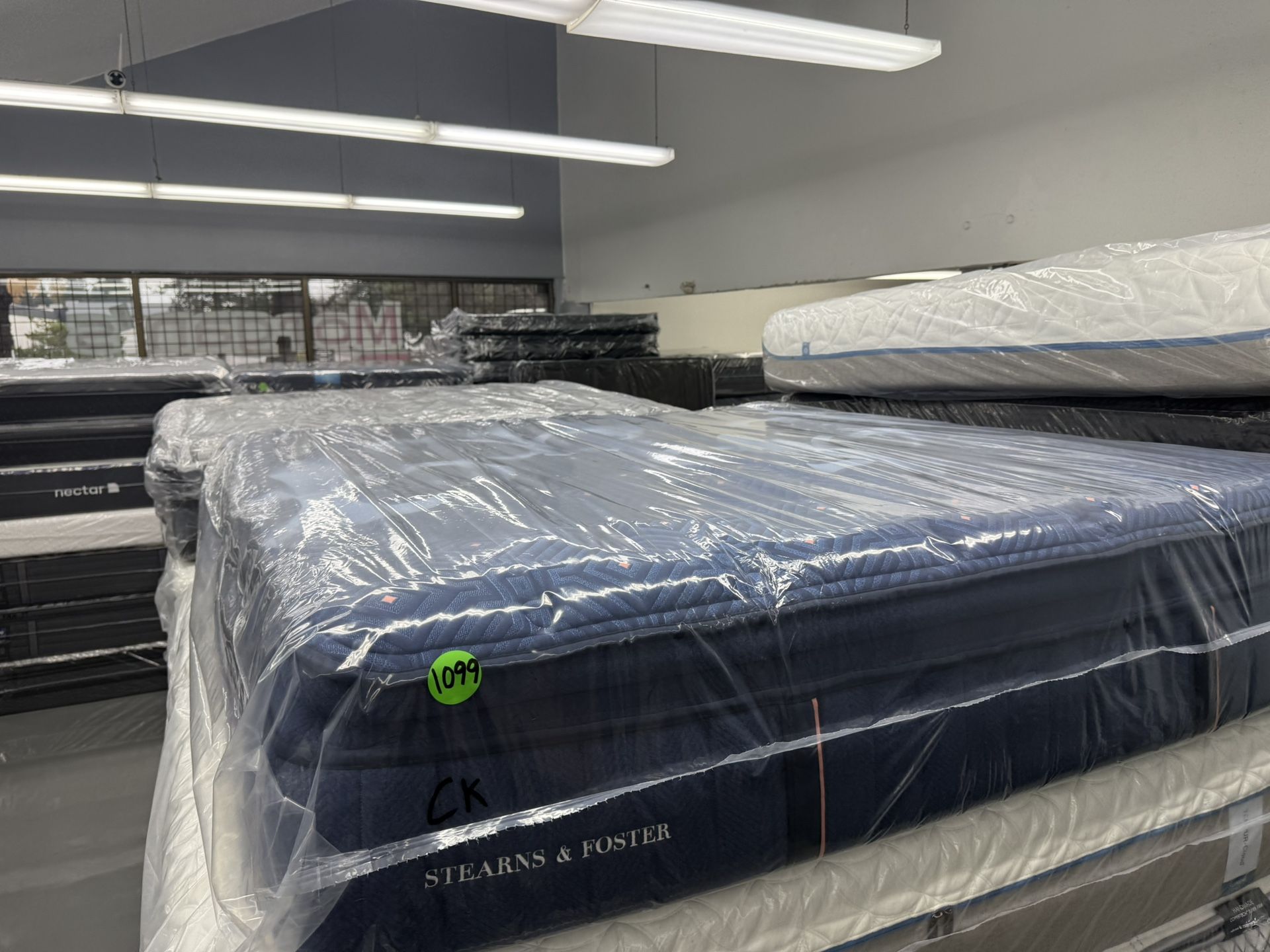 CALIFORNIA KING SIZE STEARNS & FOSTER LUX ESTATE PILLOW TOP MATTRESS & BOX SPRINGS BED SET