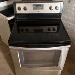 Whrpool electric stove self cleaner in very good condition