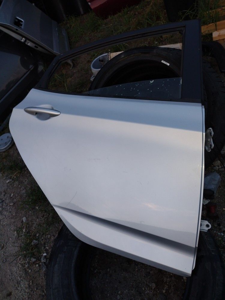 Hyundai Passenger Side Rear Door. Not Sure Which Hyundai At The Moment... So Eat Them Part