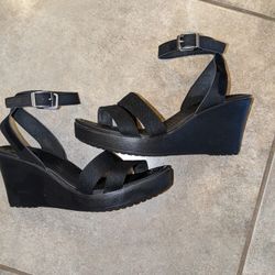 Women's Size 7W Croc Wedges