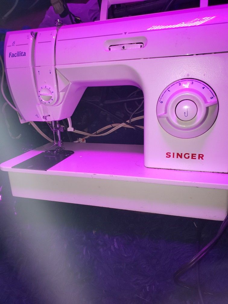 Singer Facilitia Sewing Machine