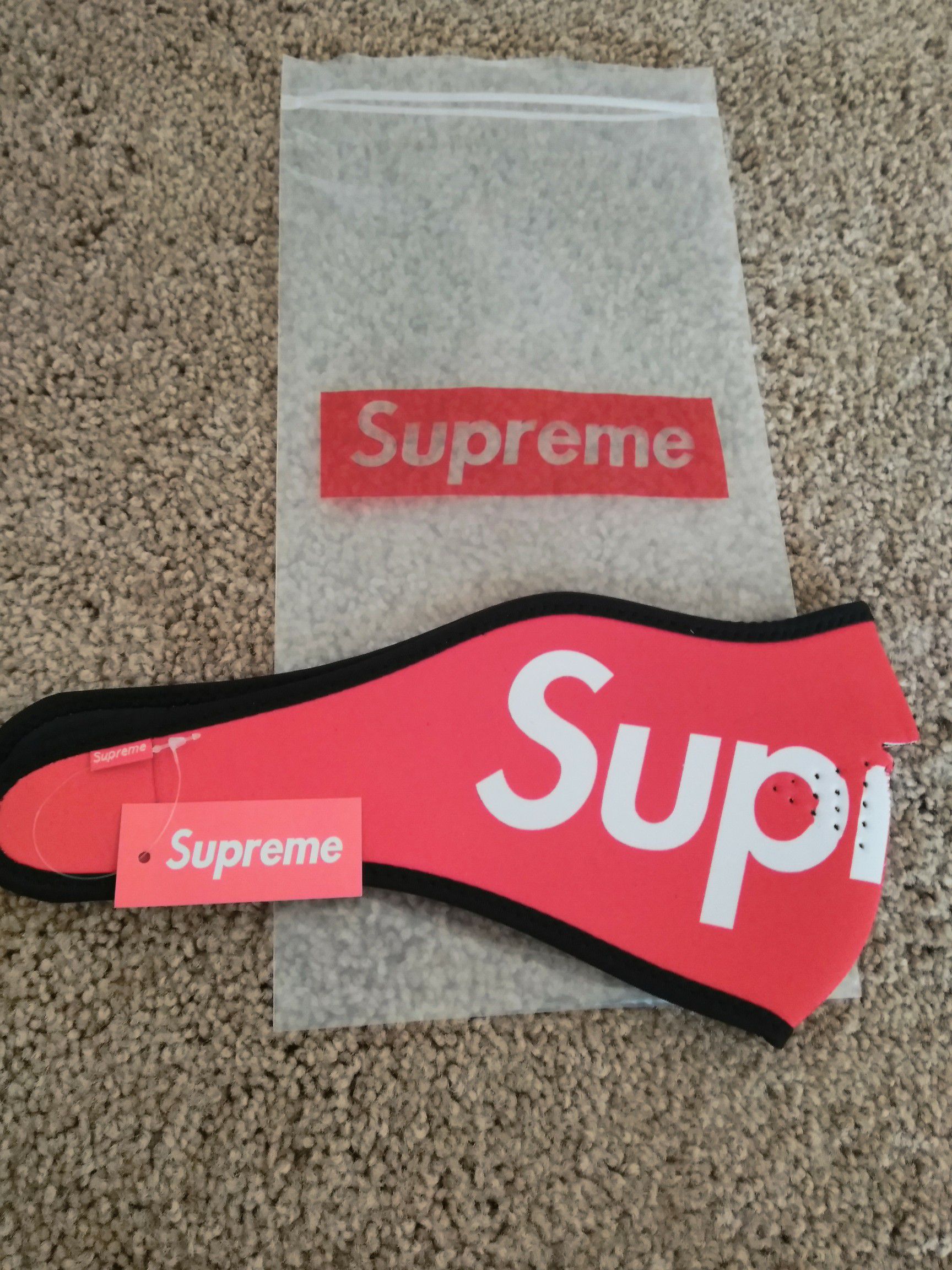SUPREME FaceMask (Red)