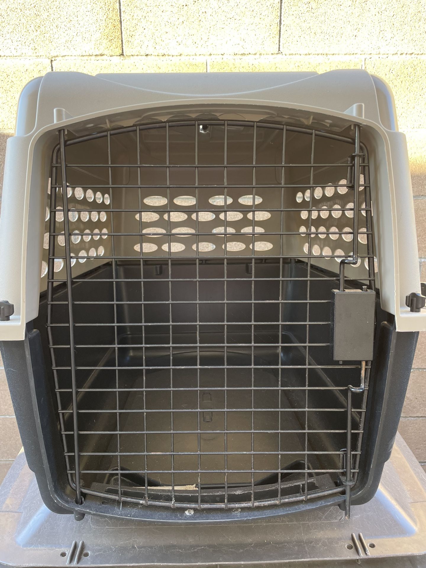 M/L 28” Dog Crate, Kennel, Carrier