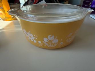 Vintage 1981 Pyrex dish with lid!