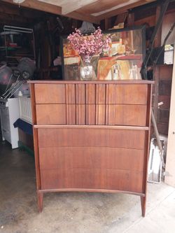 MILD CENTURY MODERN DRESSER