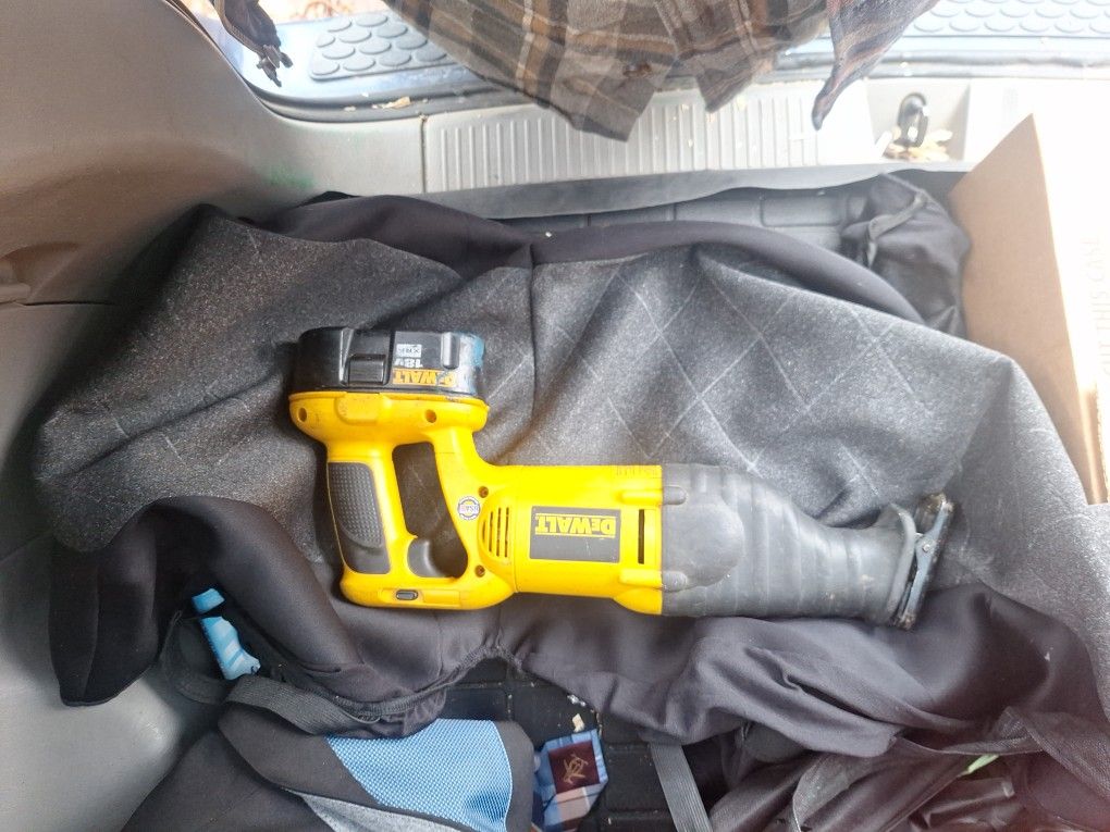 Dewalt 18V Sawsall W Battery