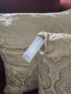 Throw Pillows beige and Gold