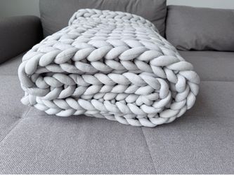 YnM 10 lb Chunky Knit Weighted Blanket 50x60 Handmade Gray Throw
