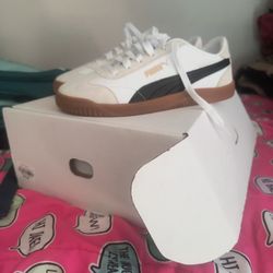 Woman's Puma Shoes