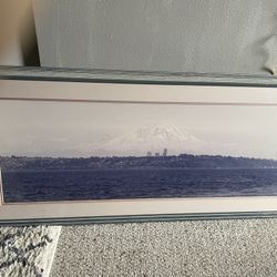  Beautiful photograph featuring the Seattle skyline 🏙️ And .Mount Rainier In The Background 