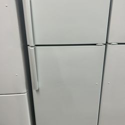 28” Wide 18 Cubic Foot Refrigerator With Ice Maker 